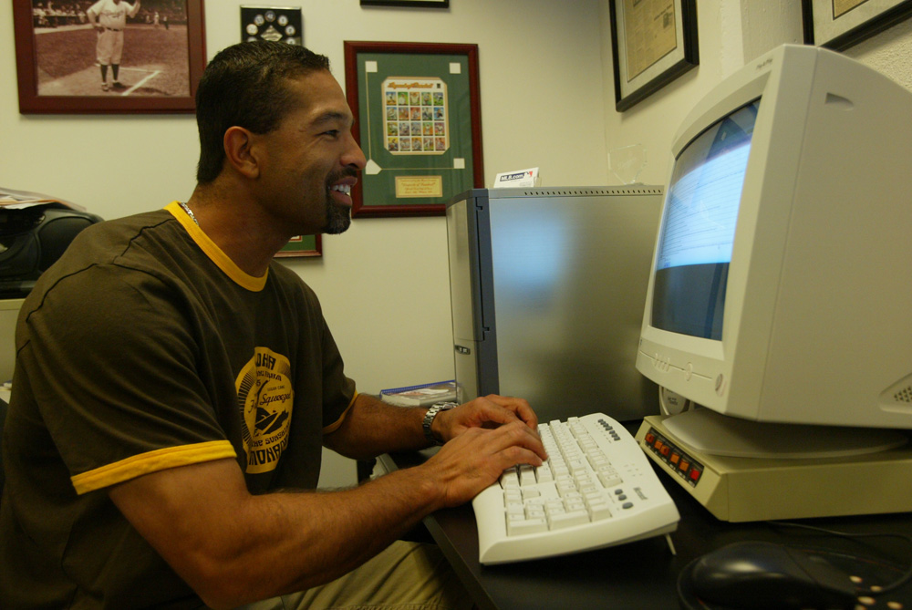 Dave Roberts at a Dodger Stadium computer in 2004. (Jon SooHoo/Los Angeles Dodgers)